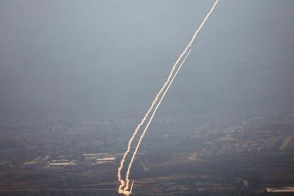 Nubes de humo como resultado del lanzamiento de cohetes desde el sur del Líbano hacia el norte de Israel, 11 de octubre de 2024.