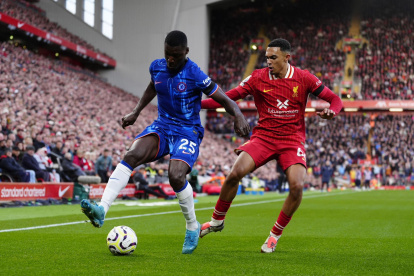 Moisés Caicedo disputa el balón con Alexander Arnold.