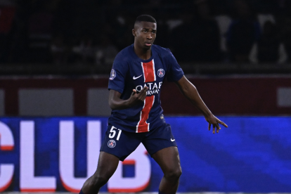 El defensor ecuatoriano Willian Pacho jugando con PSG en la Ligue 1 de Francia