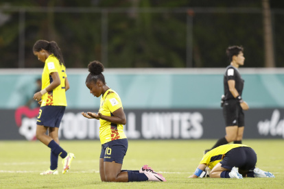 Jugadoras de Ecuador celebran la clasificación a cuartos de final de la Copa Mundial Femenina sub-17 tras vencer a Nueva Zelanda, en el estadio Cibao en Santiago de los Caballeros