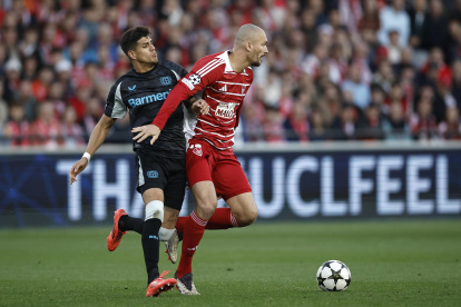 Piero Hincapié destacó en la defensa de Bayer Leverkusen.