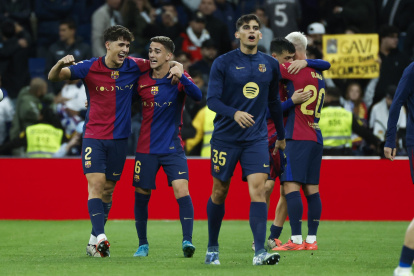 Los jugadores del FC Barcelona celebran la victoria tras el partido de la jornada 11 de LaLiga ante Real Madriden el estadio Santiago Bernabéu