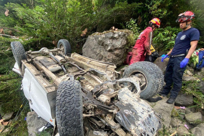 La camioneta quedó destrozada. Pese a eso, una niña logró sobrevivir.