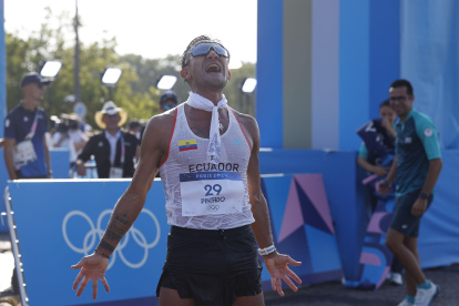 El atleta ecuatoriano Brian Daniel Pintado celebrando la medalla de oro al finalizar la prueba de los 20km marcha masculinos de los Juegos Olímpicos de París 2024.