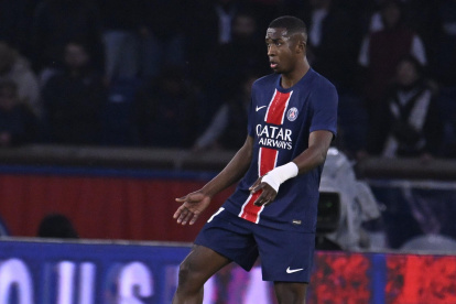 Willian Pacho jugó todo el partido en el encuentro entre PSG y Lens por la Ligue 1