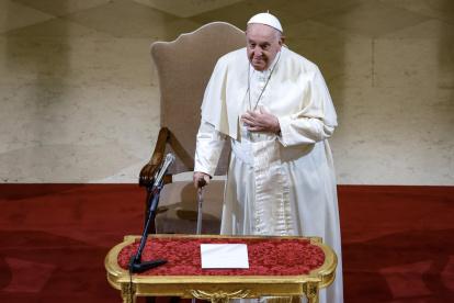 El papa Francisco asiste a una reunión con miembros de la comunidad académica de la Pontificia Universidad Gregoriana, en Roma, el 5 de noviembre de 2024.