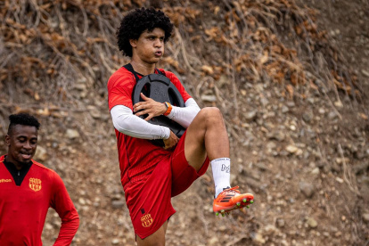 El jugador venezolano Eduard Bello en sesión de entrenamiento de Barcelona