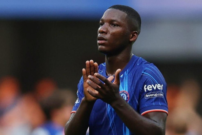 Moisés Caicedo (i) es pieza clave en el Chelsea para el técnico Enzo Maresca.