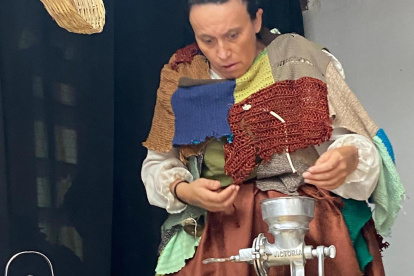 Las actrices elaboran tamales mientras narran vivencias.