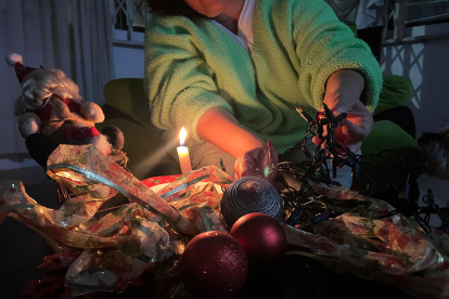 Las familias, así sea a la luz de una vela, aprovechan estos días para empezar a decorar su hogar con detalles navideños.