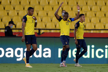 Michael Estrada (i) y Enner Valencia (c) fueron los goleadores de la Tri ante Bolivia en 2021.