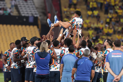 Ángel Mena fue levantado por sus compañeros en su último partido con la selección de Ecuador de local.