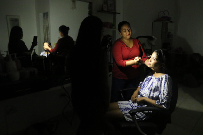 Arianna, la quinceañera, fue maquillada con unas linternas.