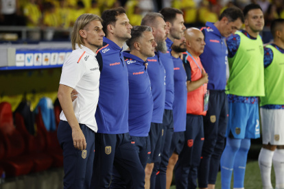 El seleccionador de Ecuador, Sebastián Beccacece (i) en el estadio Metripolitano.