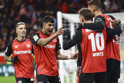 Patrik Schick de Leverkusen (d) celebra uno de sus goles con el resto de sus compañeros en la victoria de Leverkusen ante FC Heidenheim