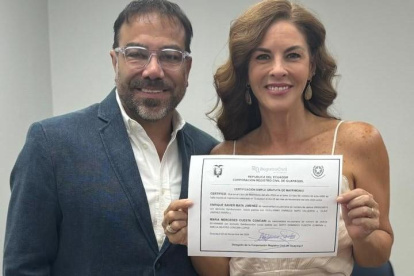 La pareja muestra su certificado de matrimonio.