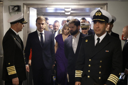 El presidente de Francia, Emmanuel Macron y el presidente de Chile, Gabriel Boric, recorren el rompehielos Almirante viel de la Armada de Chile en Valparaíso, el 21 de noviembre de 2024.