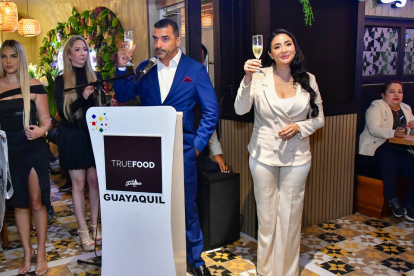 Andrea Zambrano y José Aníbal Mendoza en el corte de la cinta.