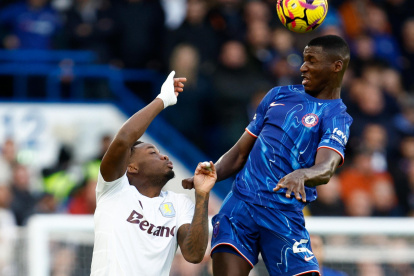 Niño Moi (d) jugó ayer de lateral derecho y no de volante central.