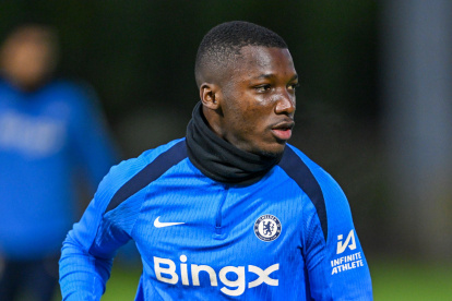 Moisés Caicedo en el calentamiento previo de Chelsea para el duelo ante Southhamton