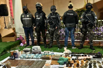 Proceso. En las imágenes publicadas por la Interpol se observa a uniformados de la Policía Nacional de Ecuador en las incautaciones realizadas.