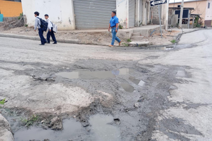 Ese es el estado de varias calles en Puerto El Morro. Las familias solicitan ayuda urgente.