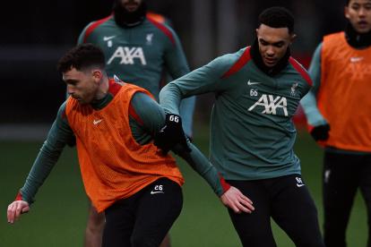 Jugadores de Liverpool en preparación para visitar a Everton