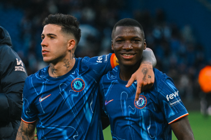 Moisés Caicedo (d) junto a Enzo Fernández, su dupla en el medio sector de Chelsea
