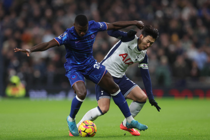 Moises Caicedo del Chelsea peleado la pelota con Hotspur"s Heung-Min Son del Tottenham