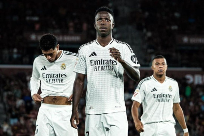 Bellingham (i), Vinicius y Mbappé, todos de Real Madrid, están en el 11.