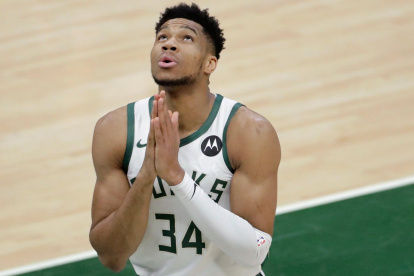 Giannis Antetokounmpo brilla en los Milwaukee Bucks