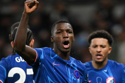 Moisés Caicedo festeja la victoria de Chelsea en la Premier League