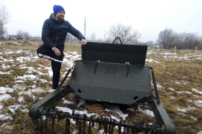 En un campo nevado de la región de Cherníguiv veteranos de guerra ucranianos con discapacidades o mutilaciones reciben instrucción en el manejo de vehículos de desminado.