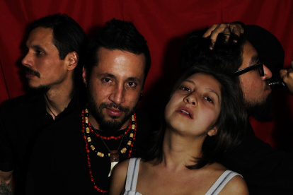 Dezenzo está conformado por Sebastián López en la guitarra, Cristina Cilio en la voz, Xavier López en el bajo y Tomás Duque en la batería.