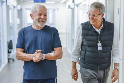 Fotografía facilitada por la Presidencia de Brasil, que muestra al mandatario, Luiz Inácio Lula da Silva (i), caminando al lado del médico Marcos Stavale este viernes en la unidad de cuidados semi intensivos del hospital Sírio Libanés, en el centro de São Paulo.