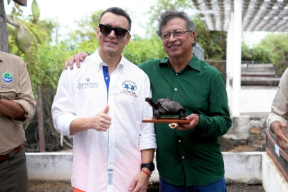 Petro visitó el Parque Nacional Galápagos y la estación científica Charles Darwin, durante su reunión con Noboa.