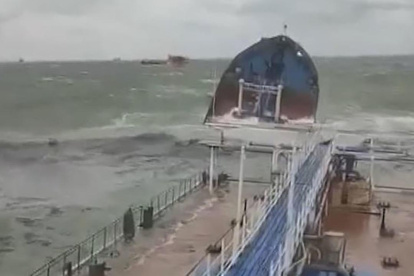 Dos petroleros rusos sufrieron sendos accidentes en el estrecho de Kerch y vertieron petróleo en aguas del mar de Azov, donde se desató una fuerte tormenta, informó el Ministerio para Situaciones de Emergencia.