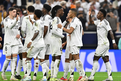 Jugadores de Real Madrid festejan el gol de Kylian Mbappé en el estadio Lusail de Foha, Catar en la final de la Copa Intercontinental