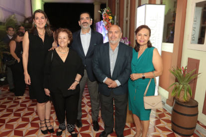 Caterina Costa de García, Norma Plaza de García, Luis Eduardo García, Carlos Cueva y Galicia Mejía de Cueva.