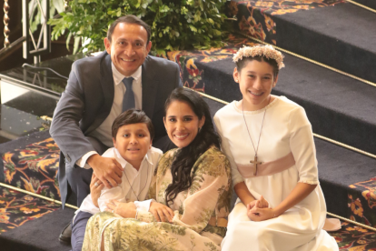 Enrique Jara y Mabel Triviño con sus hijos Milena y Mathías.