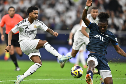 Rodrygo del Real Madrid y Andrés Micolta del Pachuca en la final de la Copa Intercontinental.