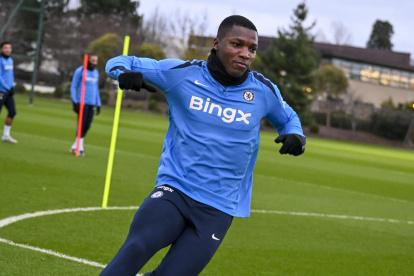 Moisés Caicedo en sesión de entrenamiento físico de Chelsea