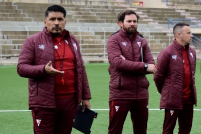 El DT argentino Omar Asad (i) es el elegido para el banquillo de los puros criollos.