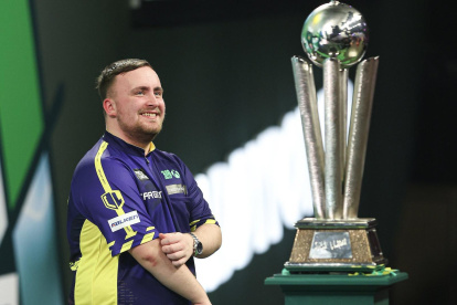Littler levantando el trofeo tras vencer 7-3 a Michael van Gerwen.