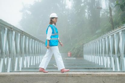 La prefecta Marcela Aguiñaga inaugurando obras de puentes Bailey.