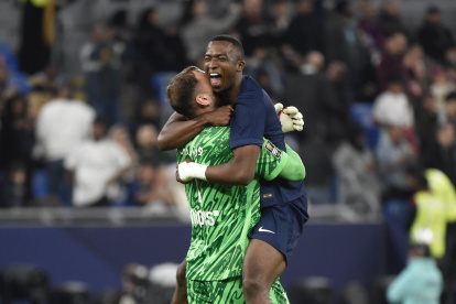 Willian Pacho abrazó a Gianluigi Donnarumma al ganar la Supercopa de Francia