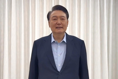 El presidente acusado, Yoon Suk Yeol, emitiendo una declaración en su residencia oficial antes de dirigirse a la sede de la Oficina de Investigación de la Corrupción para Funcionarios de Alto Rango.