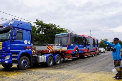 El nuevo trolebús es trasladado hasta Quito en una plataforma.