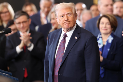 El presidente de Estados Unidos, Donald Trump, es aplaudido tras pronunciar su discurso inaugural el día de su investidura presidencial en la Rotonda del Capitolio de Estados Unidos en Washington, DC, EE.UU.