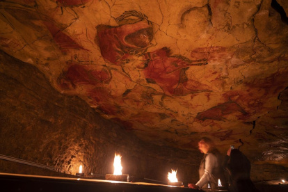 Varias personas visitan la Neocueva de Altamira, replica milimétrica y exacta de la cueva original de Altamira, en Santillana del Mar, Cantabria.
